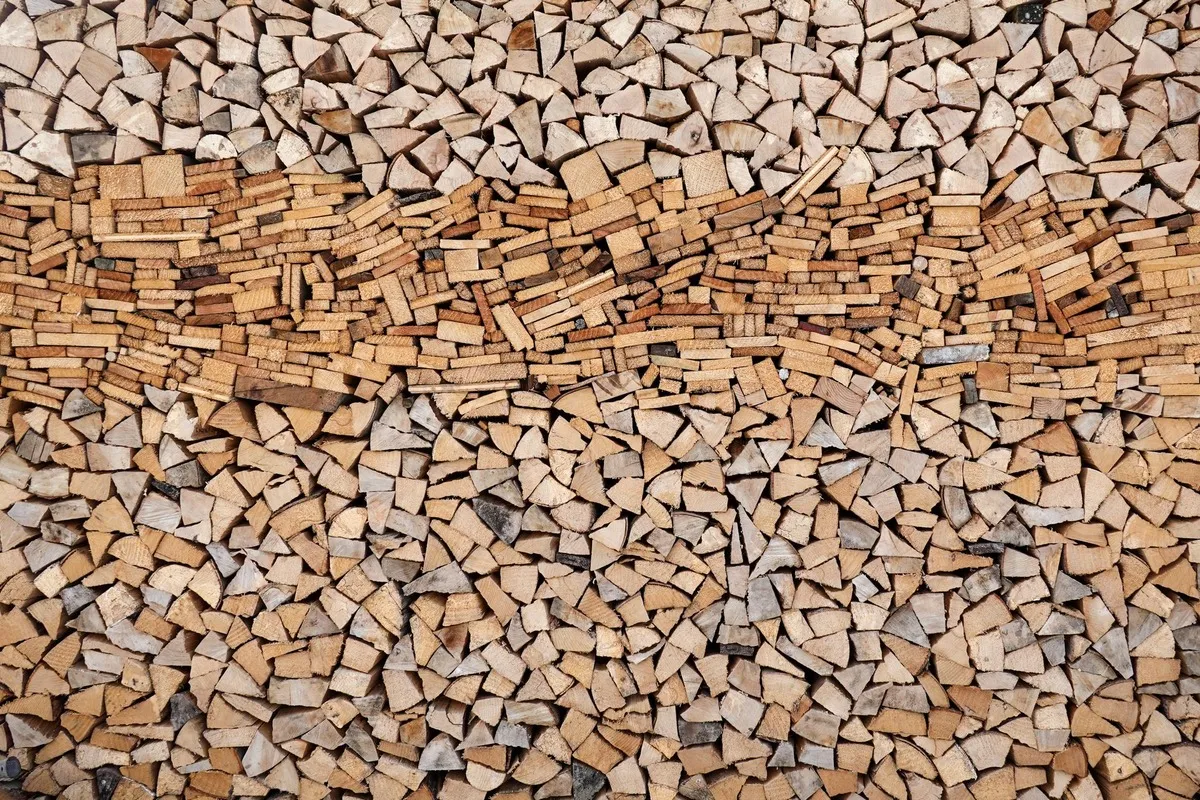 Pile de bois de chauffage fendu