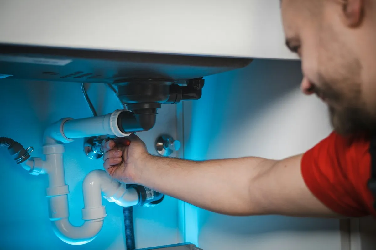 Chauffagiste travaillant sur une canalisation