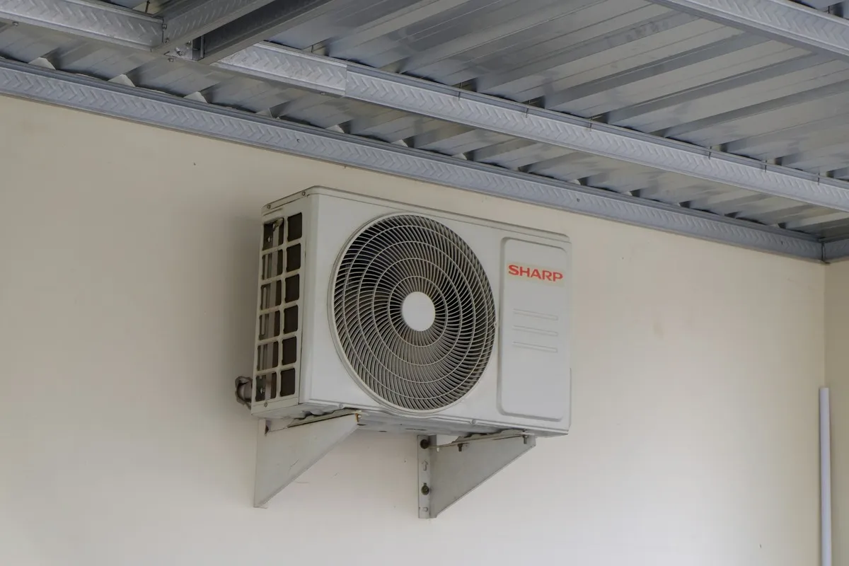 Unité extérieure de climatisation fixée à un mur