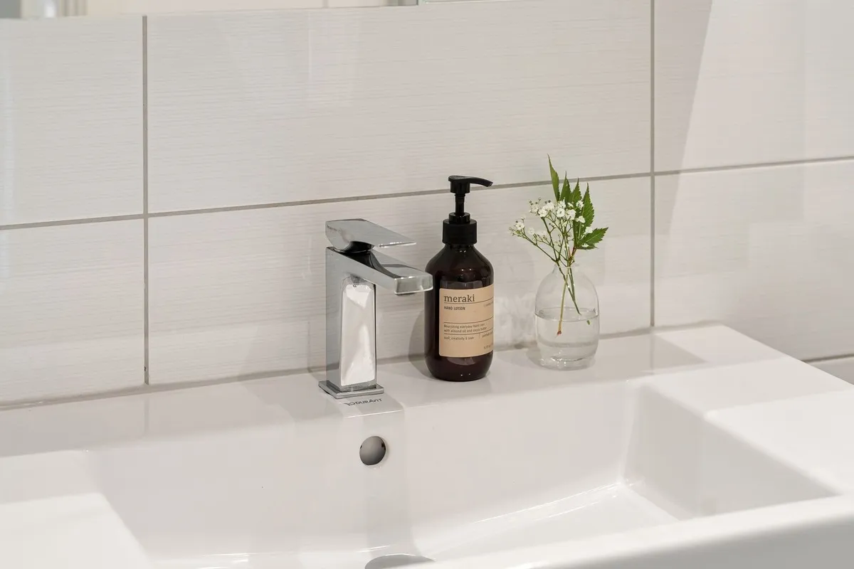 Lavabo avec un robinet moderne