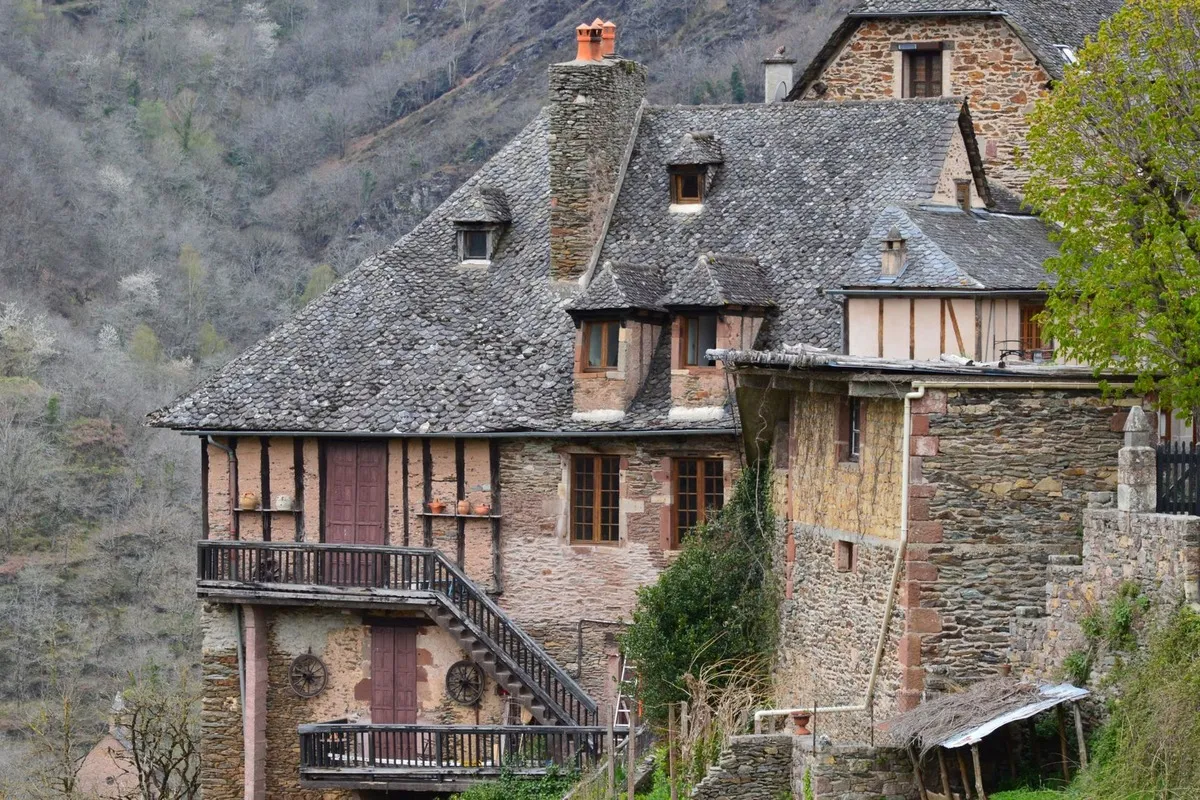 Maison de pierre à toit en pente
