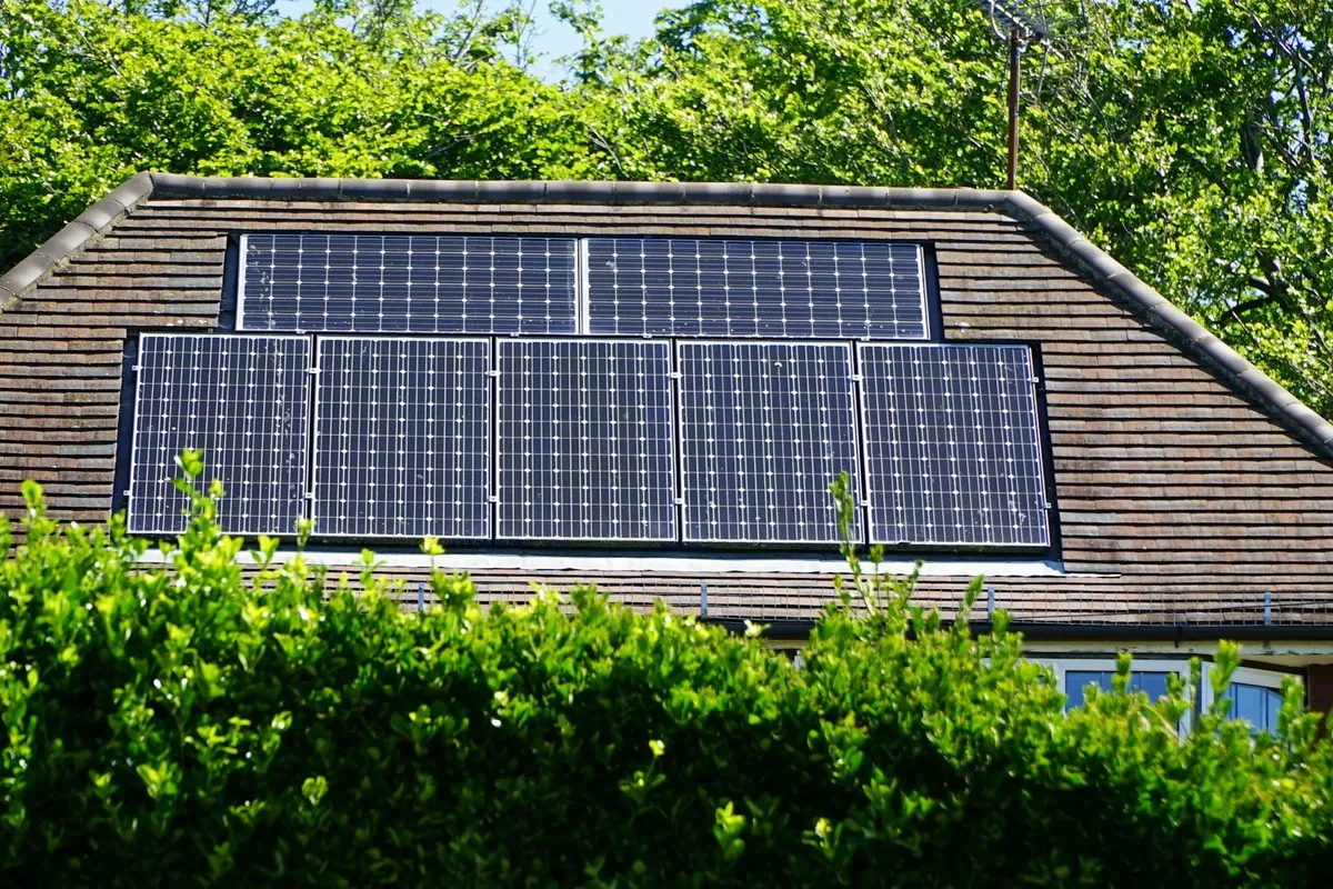 Panneaux solaires intégrés à un toit
