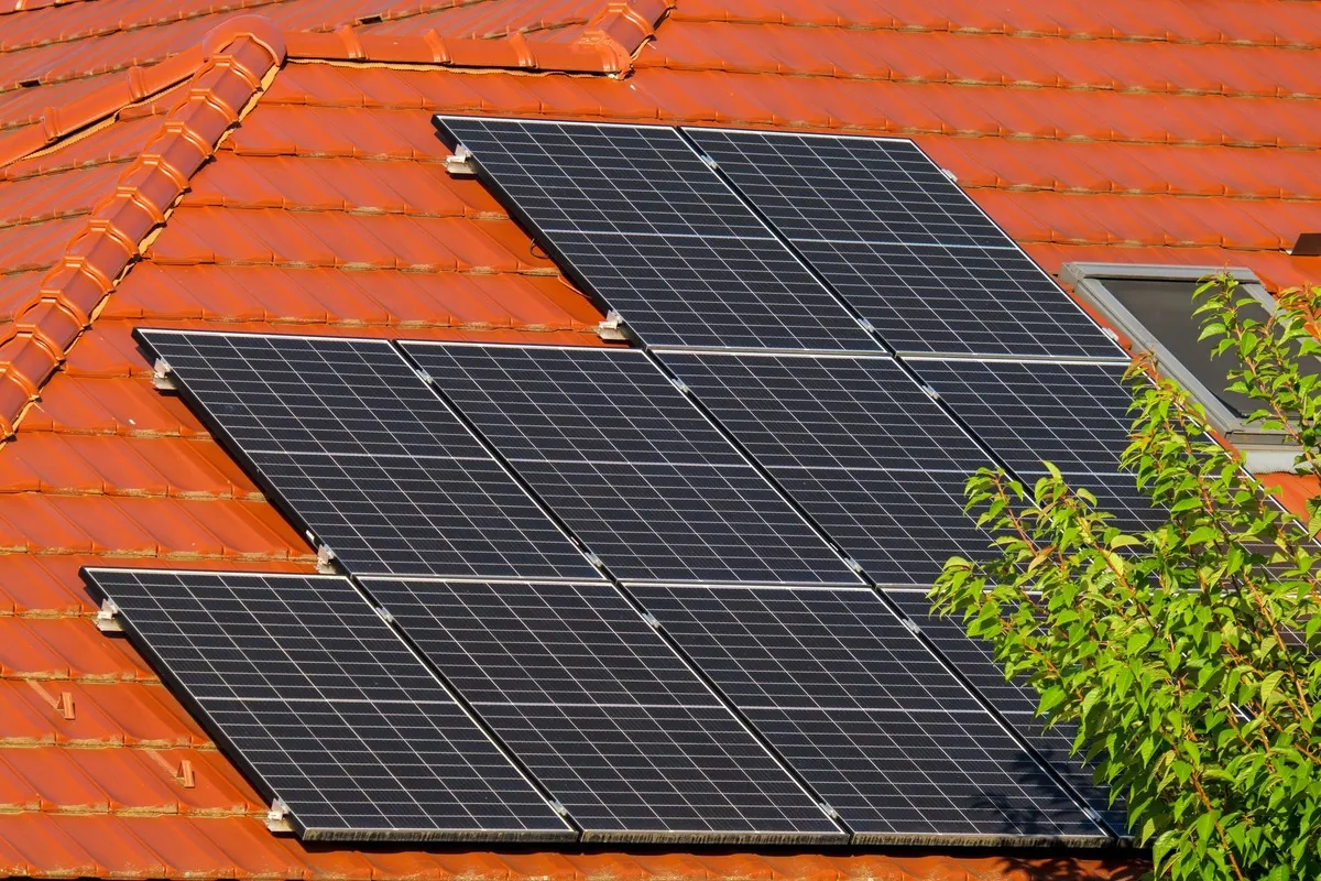 Panneaux solaires sur un toit de tuiles rouges