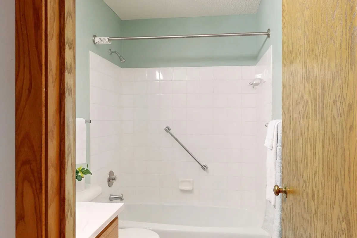 Salle de bains blanche avec baignoire
