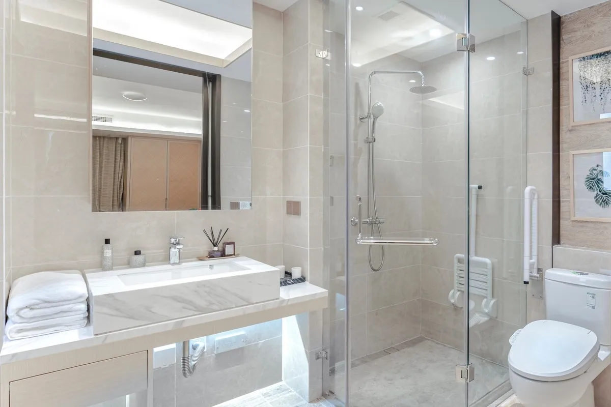 Salle de bains avec douche en verre
