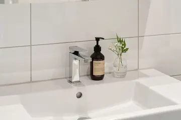 Lavabo avec un robinet moderne