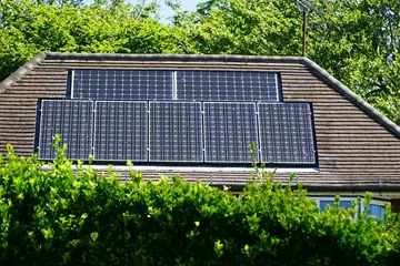 Panneaux solaires intégrés à un toit